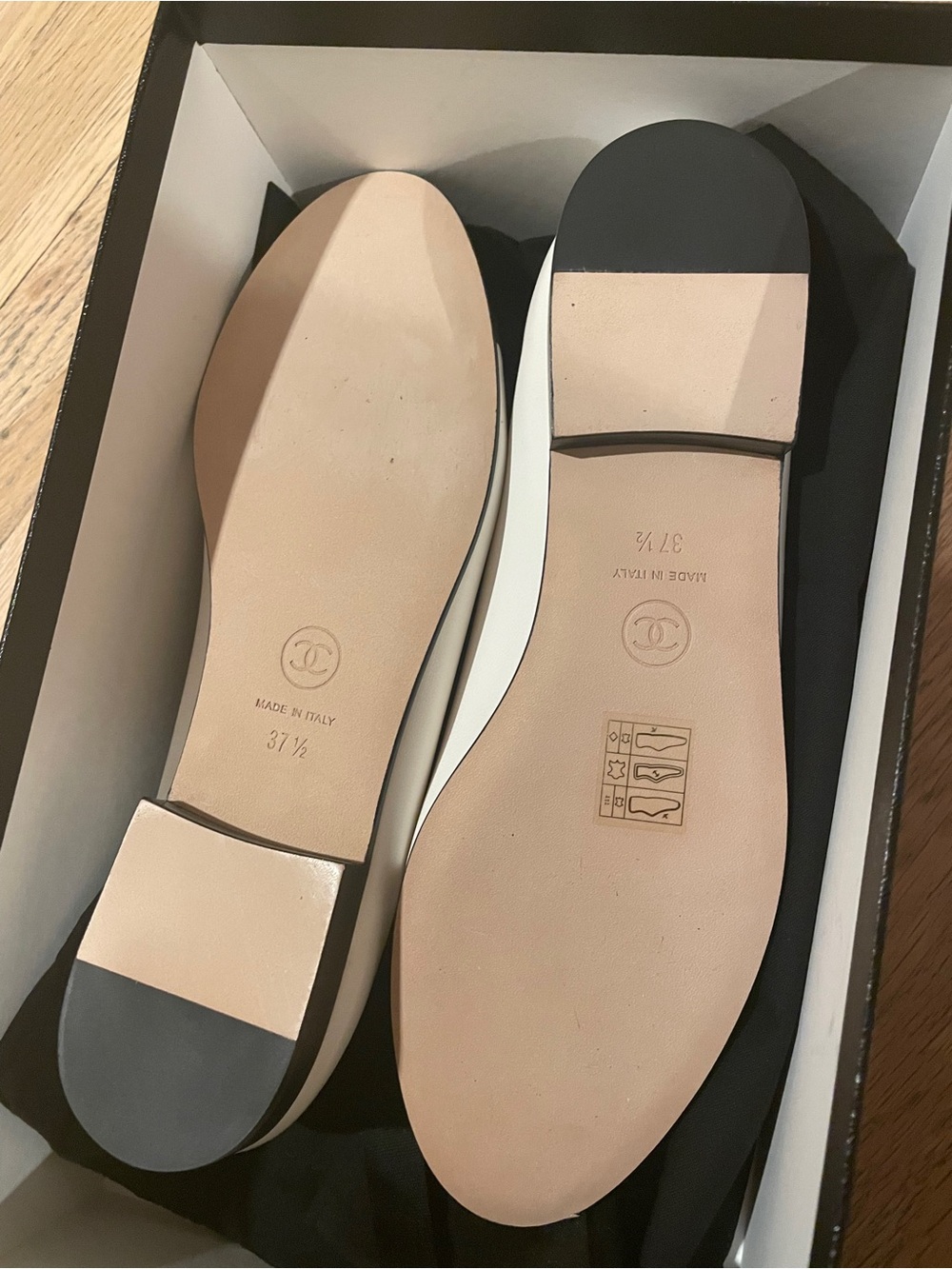 CHANEL Two-Tone Leather Cap-Toe Ballet Flats in Cream and Black - Picture 6 of 6